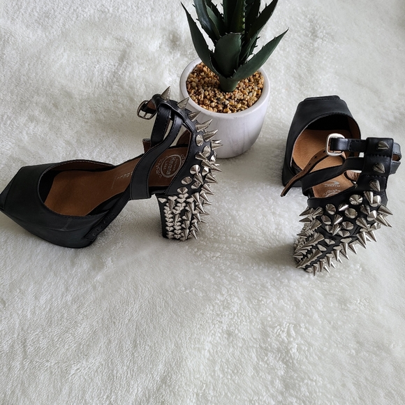 Shoes - Picture 3 of 8